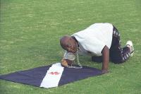 Pai Santana com bandeira do Vasco