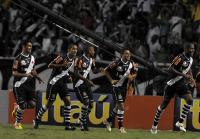 Jogadores comemoram gol de Ded