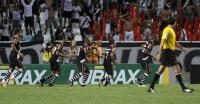 Jogadores comemoram gol de Ded