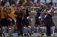 Jogadores comemoram gol de Ded