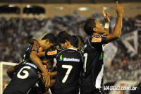 Jogadores comemoram gol de Felipe