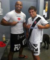 Fbio Pateta e Chad Mendes exibem a camisa do campeo da Copa do Brasil 2011