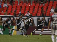 Jogadores comemoram gol de Alecsandro