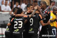 Jogadores comemoram gol de Alecsandro