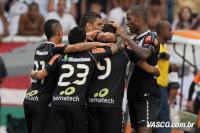 Jogadores comemoram gol de Alecsandro