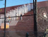 Grade com arame farpado  frente de onde ficar torcida do Vasco no Estdio Santa Laura