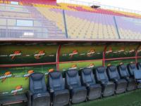 Banco de reserva do Vasco est colado ao vidro que o separa da arquibancada