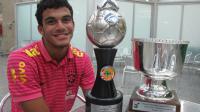 Mosquito com o trofu de artilheiro e de melhor jogador do Sul-Americano Sub-15