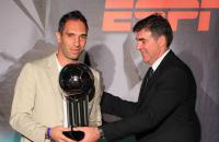 Fernando Prass recebe sua bola de Prata das mos do goleiro Zetti
