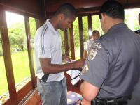Ded autografa camisa para um policial militar