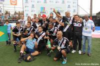 Jogadores comemorando ttulo