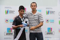 Yuri recebe prmio de artilheiro