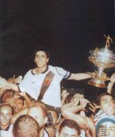 Carregado pela torcida aps marcar o gol do ttulo estadual em 1998