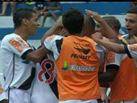 Jogadores comemoram gol de Jhon Cley