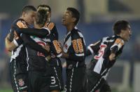 Jogadores comemoram gol de Welington