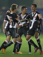 Jogadores comemoram gol de Welington