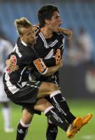 Jogadores comemoram gol de Welington