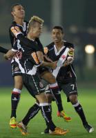 Jogadores comemoram gol de Welington