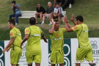 Jogadores comemoram gol de Allan