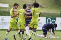 Jogadores comemoram gol de Juninho