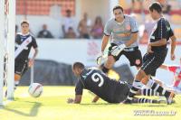 Jogadores comemoram gol de Thiago Feltri