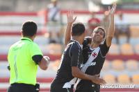 Jogadores comemoram gol de Thiago Feltri