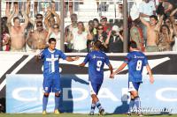 Jogadores comemoram gol de Diego Souza