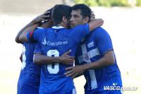 Jogadores comemoram gol de Diego Souza