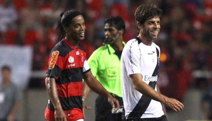 Ônibus de Vasco e Botafogo lado a lado no estacionamento do Engenhão -  NETVASCO