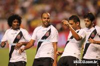 Jogadores comemoram gol de Alecsandro