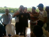 Srgio Cabral com a camisa do bloco Itaocalhau