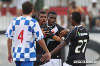 Jogadores comemoram gol de Tenorio