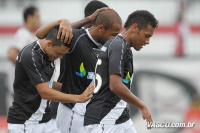 Jogadores comemoram gol de Eder Luis