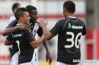 Jogadores comemoram gol de Eder Luis