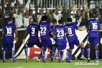 Jogadores comemoram gol de Ded