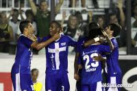 Jogadores comemoram gol de Ded