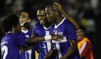 Jogadores comemoram gol de Ded