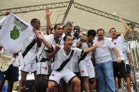 Jogadores levantam a taa