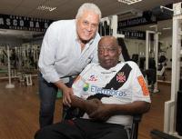 Pai Santana (com Roberto Dinamite na foto) sempre incentivou o filho na funo