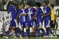 Jogadores comemoram gol de Juninho