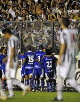 Jogadores comemoram gol de Juninho