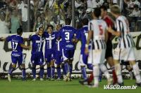 Jogadores comemoram gol de Juninho