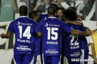 Jogadores comemoram gol de Juninho