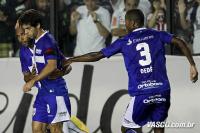 Jogadores comemoram gol de Alecsandro