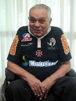 Chico com camisa presenteada por Roberto Dinamite em 2011