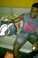 Atacante Carlos Tenorio, do Vasco, mostra tnis especial que recebeu da Adidas