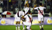 Jogadores comemoram gol de Edmundo
