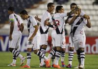 Jogadores comemoram gol de Fellipe Bastos