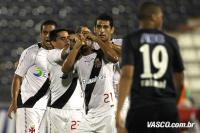 Jogadores comemoram gol de Fellipe Bastos