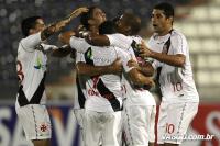 Jogadores comemoram gol de Fellipe Bastos